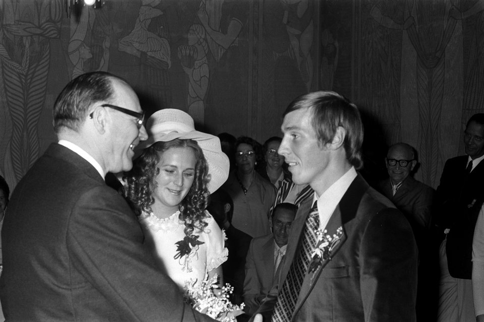 Wielrenner Leijn Loevesijn trouwt met Ineke Vink op Stadhuis Amsterdam, Wethoude, Bestanddeelnr 925-8339