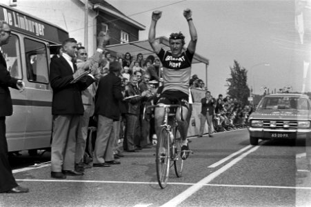 Wielrenner Tino Tabak gaat als winnaar over de finish, gadegeslagen door een jou, Bestanddeelnr 925-6932