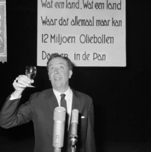 Wim Kan op oudejaarsavond voor radio, Wim Kan tijdens zijn optreden, Bestanddeelnr 915-8880