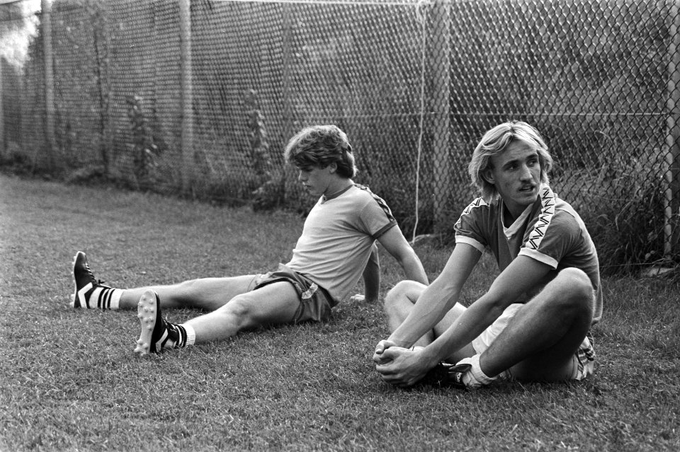Willy Carbo (rechts), zittend, Bestanddeelnr 931-7075