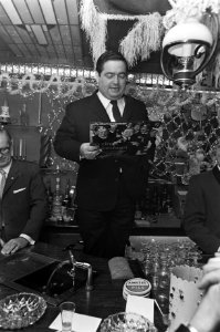 Willy Alberti presenteerde langspeelplaat Zo zingt de Jordaan in cafe Nol, Willy, Bestanddeelnr 919-9022