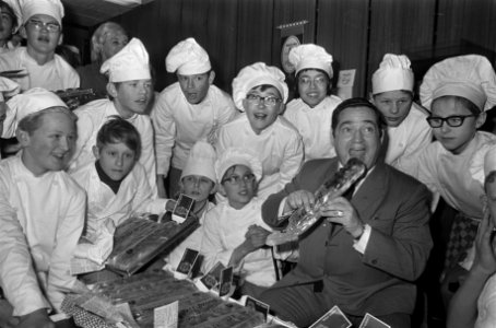 Willy Alberti krijgt nieuw soort brood aangeboden door warme bakkers, Bestanddeelnr 922-2110