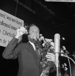 Wim Kan op oudejaarsavond voor radio, Wim Kan tijdens zijn optreden, Bestanddeelnr 915-8883