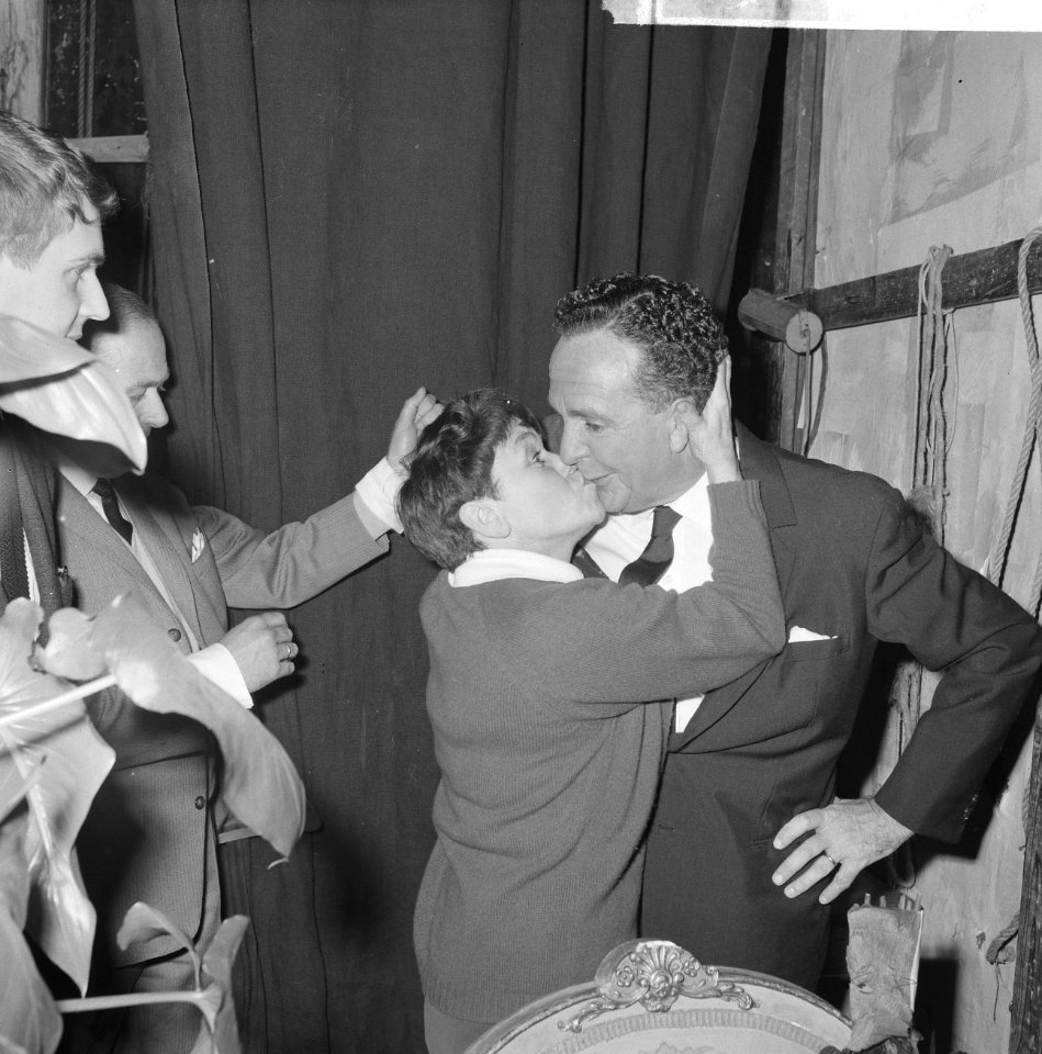 Wim Kan op oudejaarsavond voor radio, Wim Kan en Corry Vonk, Bestanddeelnr 915-8888