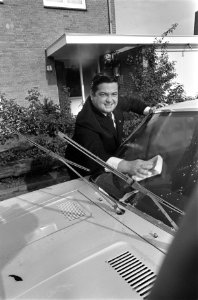 Willy Alberti wast de voorruit van zijn auto, Bestanddeelnr 921-8012