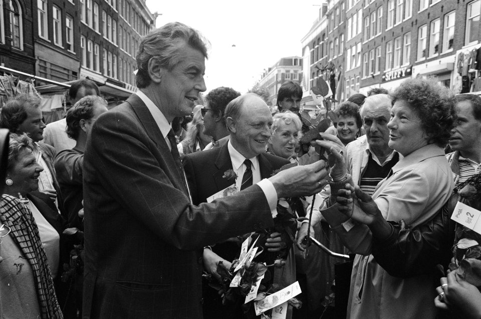 Wim Kok (PvdA) loopt met de Engelse Labourleider Neil Kinnock op de Albert Cuypm, Bestanddeelnr 934-4952