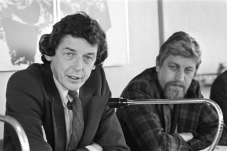Wim Kok (links) en H van Eekert tijdens de persconferentie over het uitbrengen , Bestanddeelnr 929-1615