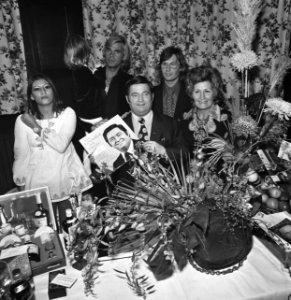 Willy Alberti , 35 jaar artiest, Willy met plaat tussen bloemen, Bestanddeelnr 926-7506