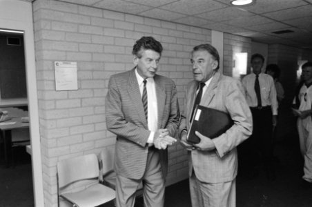 Wim Kok (l) en Hans van Mierlo op de Universiteit van Twente in Enschede, Bestanddeelnr 934-4910
