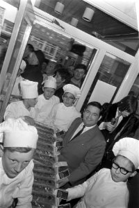 Willy Alberti krijgt nieuw soort brood aangeboden door warme bakkers, Bestanddeelnr 922-2112