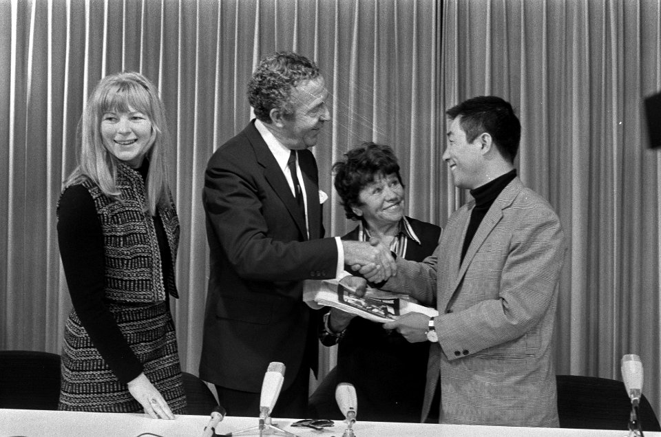 Wim Kan gaf persconferentie, Schiphol, Bestanddeelnr 925-0323