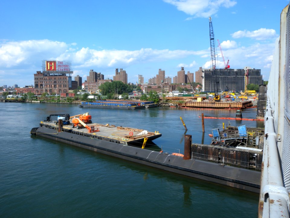 Willis Br barges upriver jeh