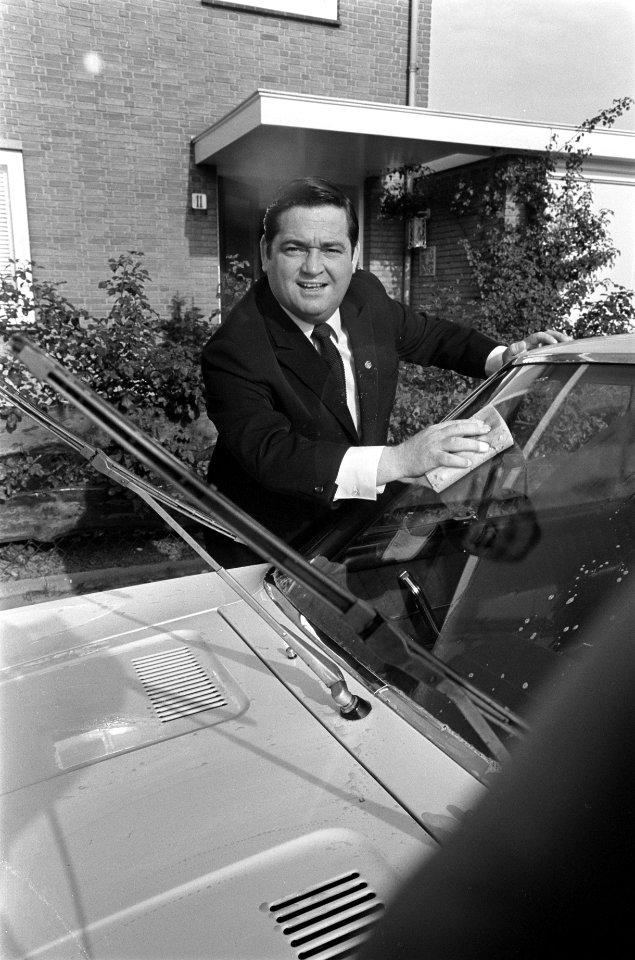 Willy Alberti wast de voorruit van zijn auto, Bestanddeelnr 921-8010