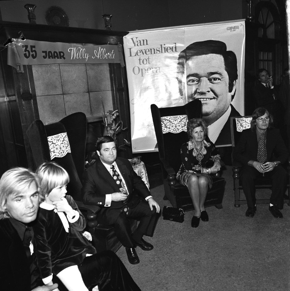 Willy Alberti , 35 jaar artiest, tijdens huldiging vlnr Joop Ooms en kleindo, Bestanddeelnr 926-7502