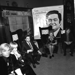 Willy Alberti , 35 jaar artiest, tijdens huldiging vlnr Joop Ooms en kleindo, Bestanddeelnr 926-7502