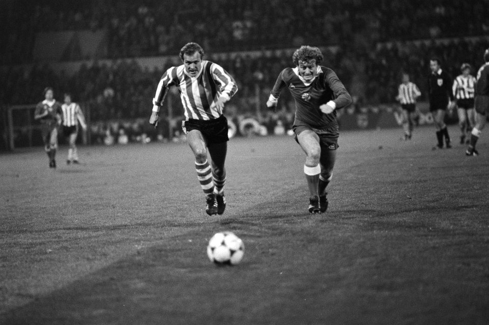 Wim Jansen (rechts) rent met Willy van de Kerkhof gelijk op naar de bal, Bestanddeelnr 931-7627