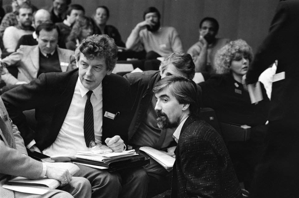 Wim Kok (l.) en voorzitter M. v.d. Berg (r.), Bestanddeelnr 933-5687