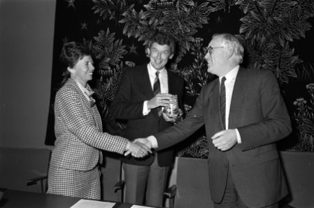 Wim Kok neemt afscheid van SER Wim Kok en echtgenote met voorzitter Quene (r), Bestanddeelnr 933-4034