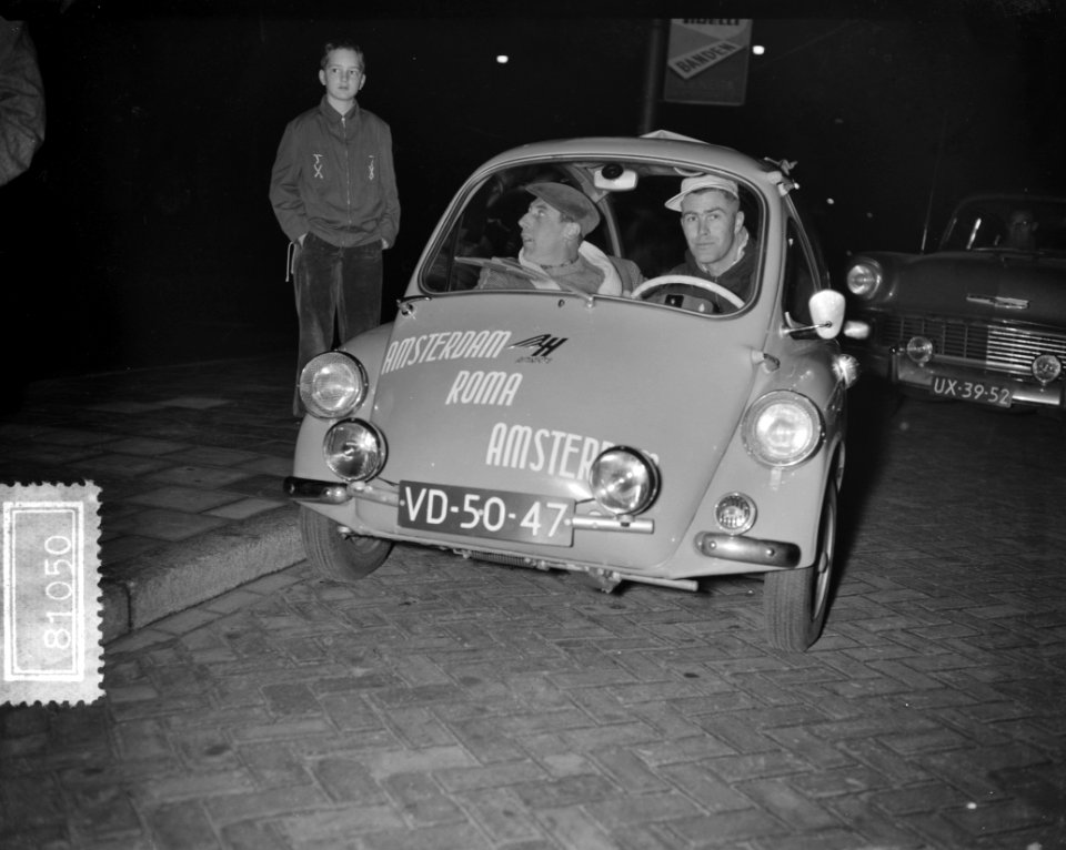 Wim Dussel (rechts) en W. van het Hoog (links) per autoscooter Amsterdam naar Ro, Bestanddeelnr 908-1050