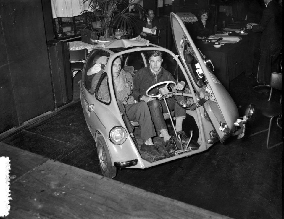 Wim Dussel (rechts) en W van het Hoog (links) per autoscooter Amsterdam naar Ro, Bestanddeelnr 908-1047