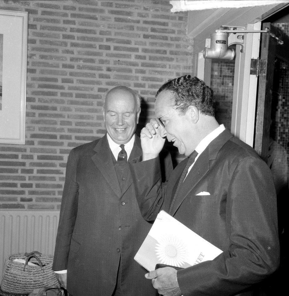 Wim Kan voor de klas in aula van het Rhedens Lyceum te Velp Naast hem burgemees, Bestanddeelnr 916-8192