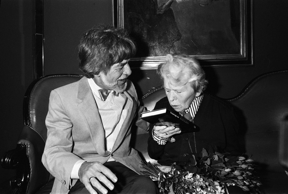 Wim Ibo en Corry Vonk met 1e exemplaar Herinningen aan Wim Kan , Bestanddeelnr 933-1511