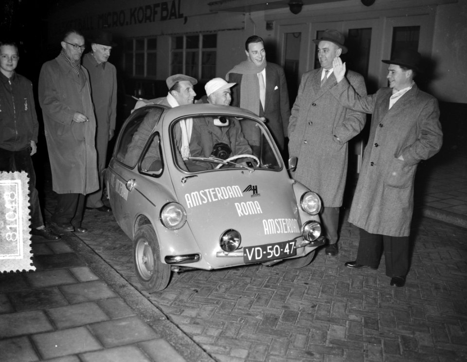 Wim Dussel (rechts) en W. van het Hoog (links) per autoscooter Amsterdam naar Ro, Bestanddeelnr 908-1048