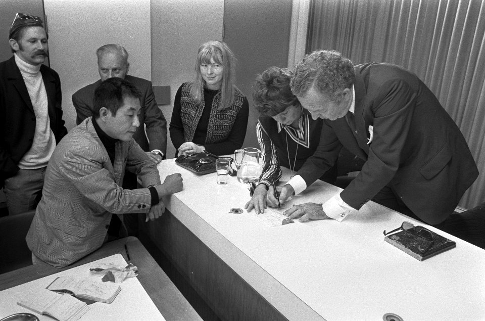 Wim Kan gaf persconferentie, Schiphol, Bestanddeelnr 925-0325