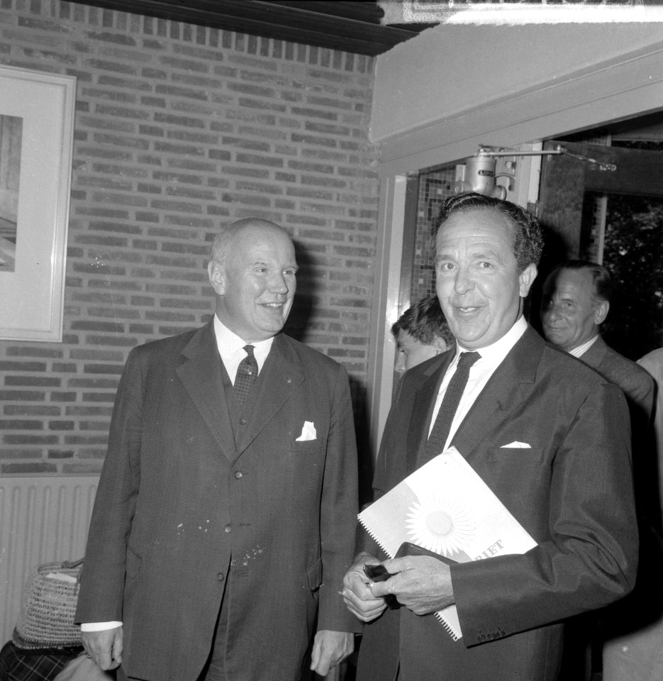 Wim Kan voor de klas in aula van het Rhedens Lyceum te Velp, naast hem burgemees, Bestanddeelnr 916-8187