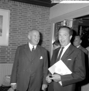 Wim Kan voor de klas in aula van het Rhedens Lyceum te Velp, naast hem burgemees, Bestanddeelnr 916-8187