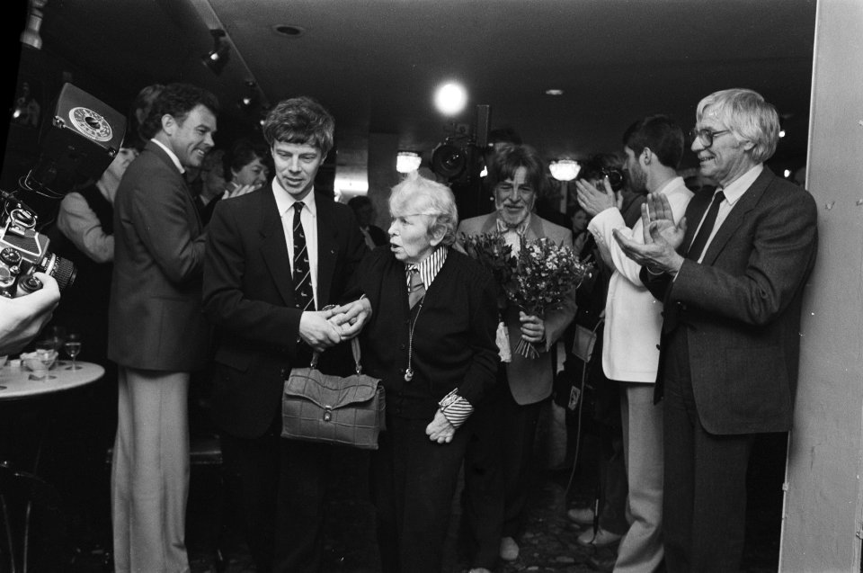 Wim Ibo en Corry Vonk met 1e exemplaar Herinningen aan Wim Kan , Bestanddeelnr 933-1510