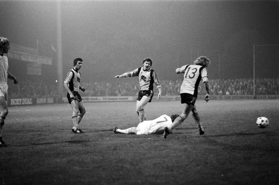 Wim Jansen (Feijenoord) wordt ten val gebracht en krijgt een penalty, Bestanddeelnr 930-4789
