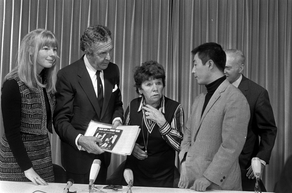 Wim Kan gaf persconferentie, Schiphol, Bestanddeelnr 925-0322