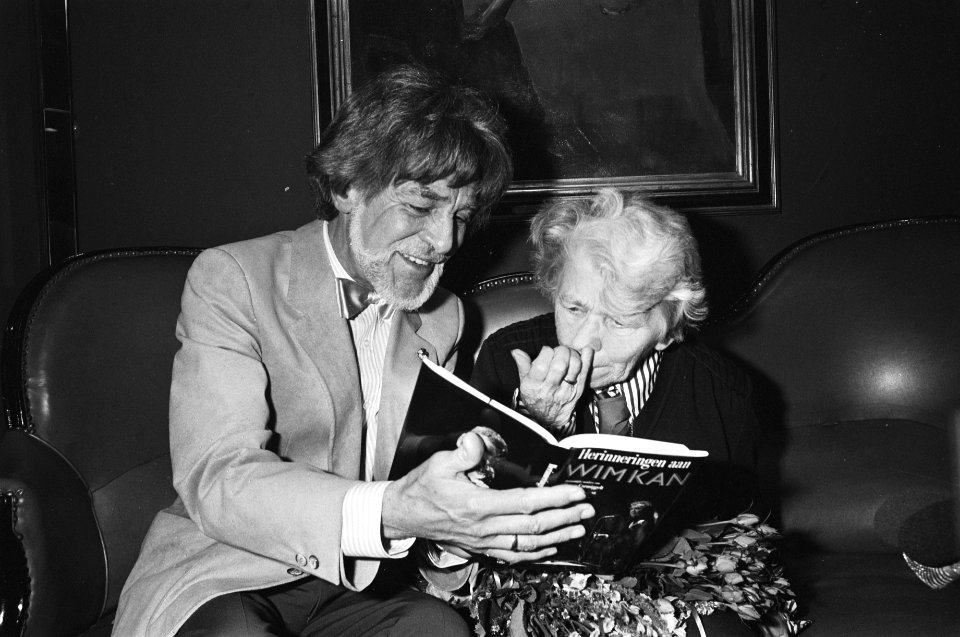 Wim Ibo en Corry Vonk met 1e exemplaar Herinningen aan Wim Kan , Bestanddeelnr 933-1509