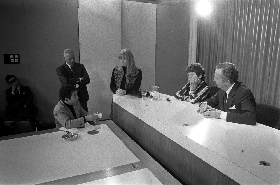 Wim Kan gaf persconferentie, Schiphol, Bestanddeelnr 925-0326