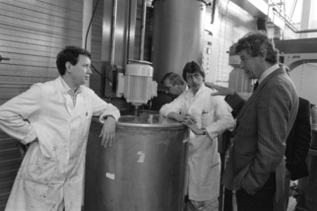Wim Kok op bezoek bij Sikkens lakenfabriek in Sassenheim in kader PvdA-verkiezin, Bestanddeelnr 933-6392