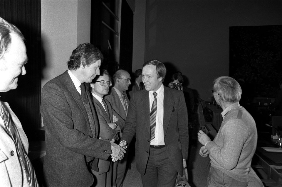 Wim Kok (voorzitter FNV) begroet minister Terlouw (D66), Bestanddeelnr 931-8394