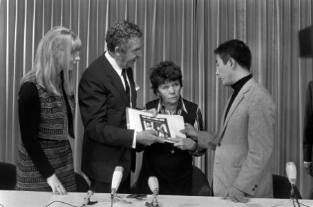 Wim Kan gaf persconferentie, Schiphol, vlnr Wim Kan en Corry Vonk die journa, Bestanddeelnr 925-0321