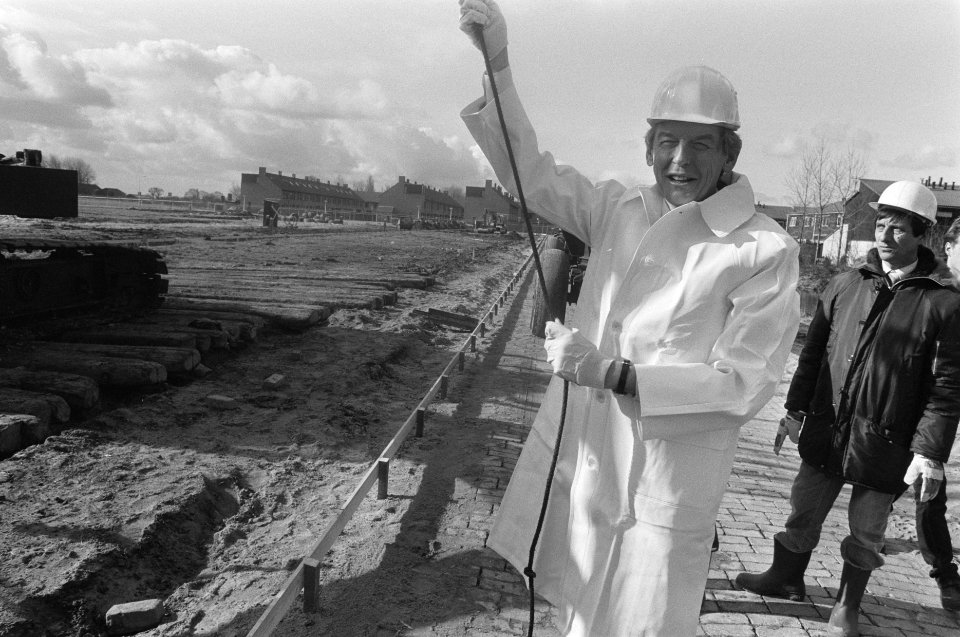 Wim Kok onthult bord Willem Dreeslaan in Delft Wim Kok slaat eerste paal voor n, Bestanddeelnr 933-9012