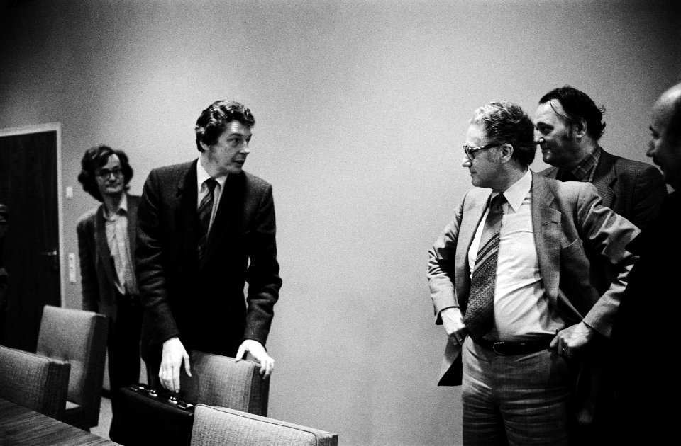 Wim Kok (FNV, bij de stoel), Harm van der Meulen (CNV) en Herman Bode (FNV), Bestanddeelnr 930-5626