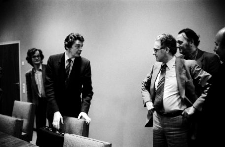 Wim Kok (FNV, bij de stoel), Harm van der Meulen (CNV) en Herman Bode (FNV), Bestanddeelnr 930-5626 photo