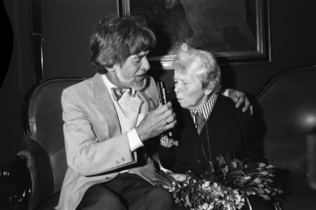 Wim Ibo en Corry Vonk met 1e exemplaar Herinningen aan Wim Kan , Bestanddeelnr 933-1513