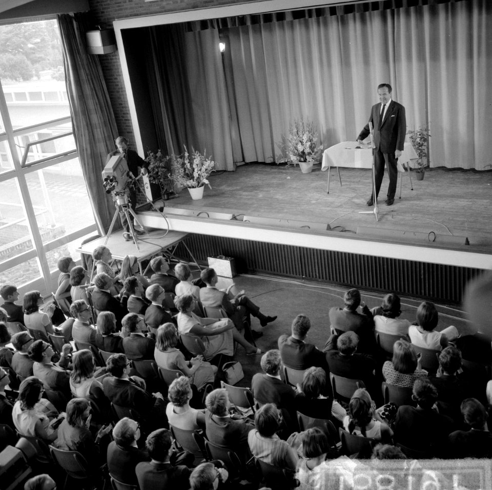 Wim Kan voor de klas in aula van het Rhedens Lyceum te Velp, Bestanddeelnr 916-8191