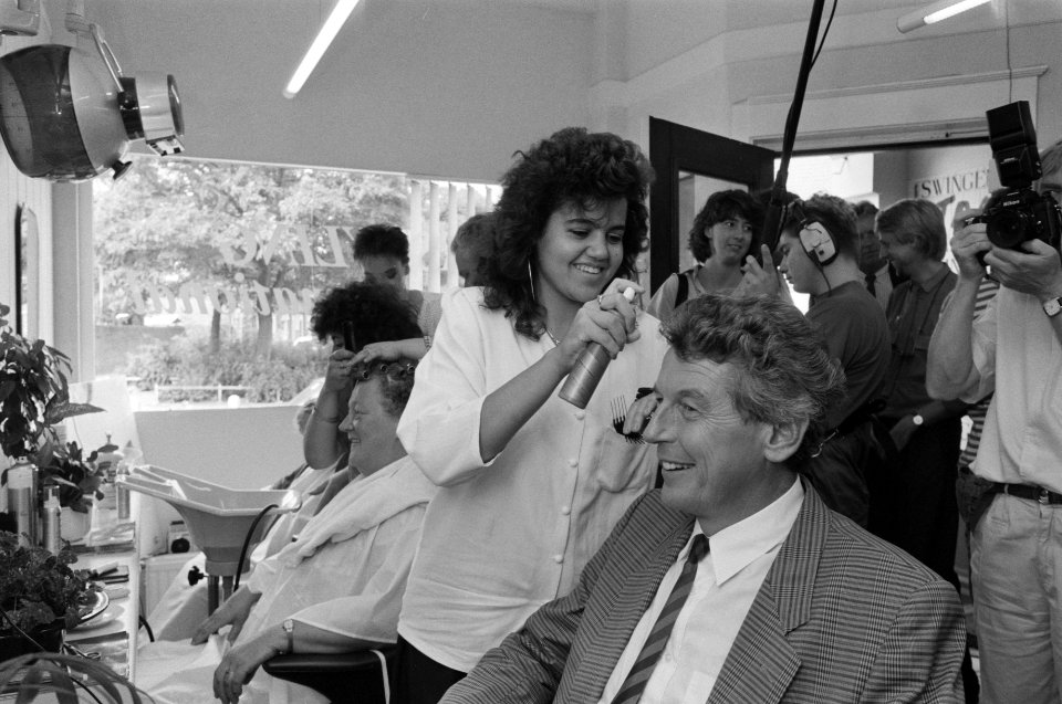 Wim Kok in de kappersstoel bij het Opleidingsproject minderheden in Enschede, Bestanddeelnr 934-4907