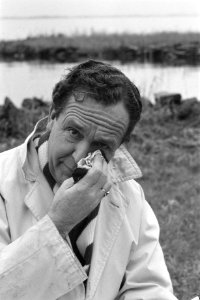 Wim Kan bereidt zich voor op komende oudjaarsprogramma Wim Kan tijdens huiloefen, Bestanddeelnr 911-8533