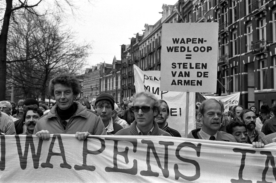 Wim Kok (voorzitter FNV), Nico Schouten (voorzitter Stop de neutronenbom) en Bas, Bestanddeelnr 931-8150