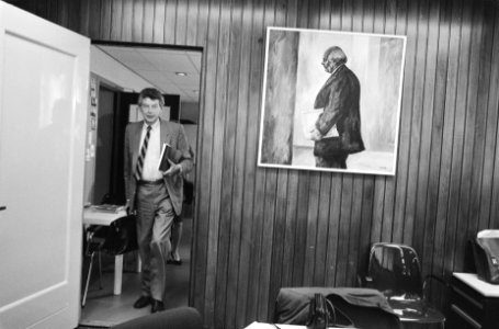 Wim Kok komt binnen, rechts een schilderij met Den Uyl, Bestanddeelnr 934-4494