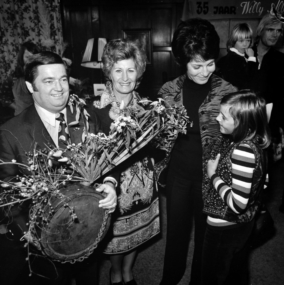 Willy Alberti , 35 jaar artiest, Willy en vrouw, Mies Bouwman en kleindochter Al, Bestanddeelnr 926-7505