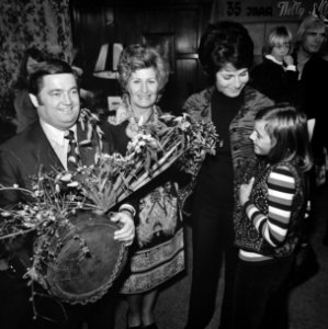 Willy Alberti , 35 jaar artiest, Willy en vrouw, Mies Bouwman en kleindochter Al, Bestanddeelnr 926-7505