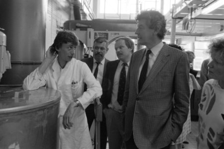 Wim Kok op bezoek bij Sikkens lakenfabriek in Sassenheim in kader PvdA-verkiezin, Bestanddeelnr 933-6393